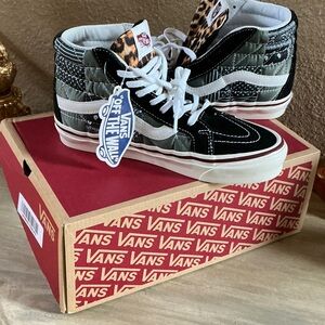 Vans Hightop Tennis Shoes NEW w tags and Box . Men’s SZ 6 Ladies SZ 7.5